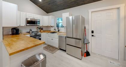 The White Lodge | 4BDR | Sleeps 8 with Fire Pit!