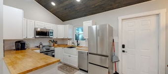 The White Lodge | 4BDR | Sleeps 8 with Fire Pit!