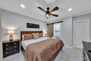 4 bedrooms, desk, travel crib, WiFi