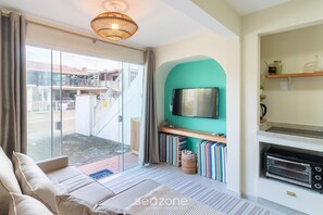 Eenvoudig appartement | Woonruimte | Een 32-inch smart-tv met digitale zenders