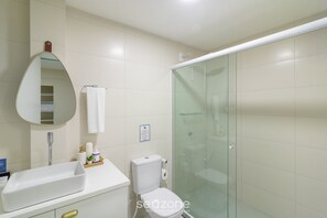Eenvoudig appartement | Badkamer | Een douche