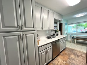 Fridge, microwave, oven, stovetop - The Oasis at Lake Eva (Haines City)