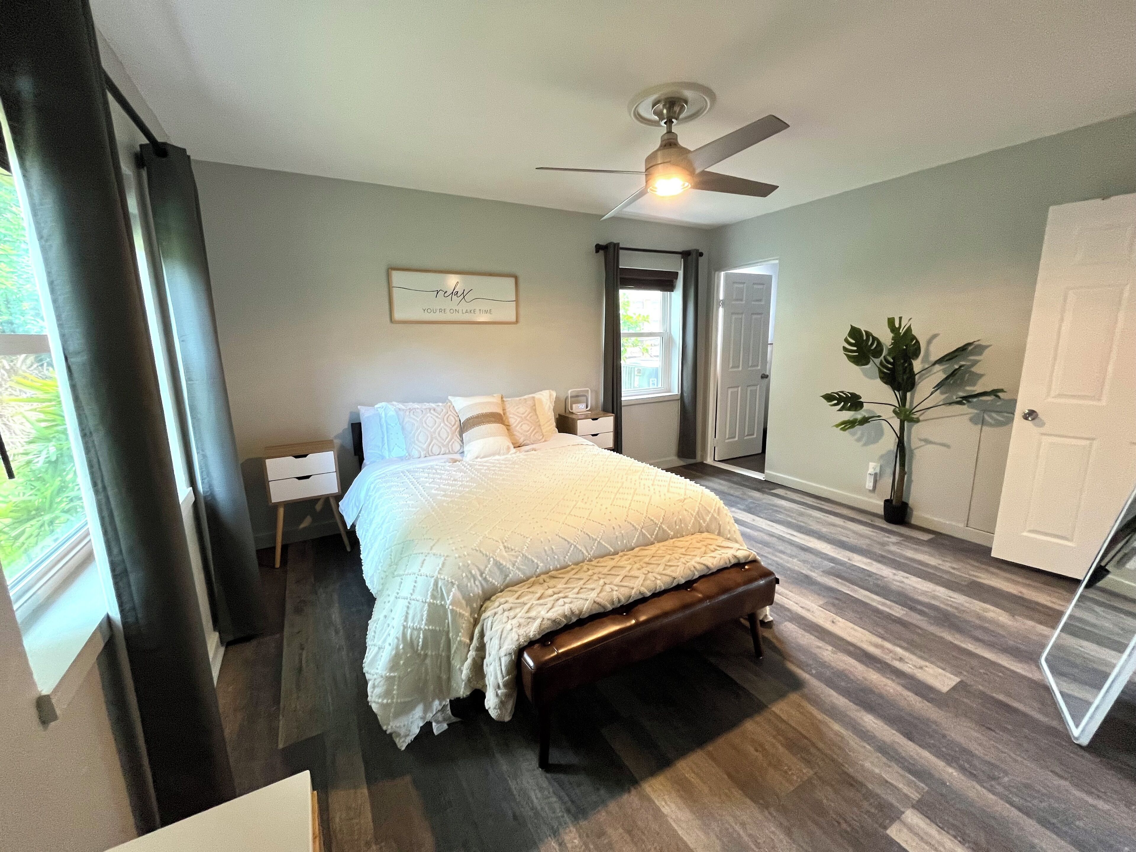 3 chambres, bureau, fer et planche à repasser, lit parapluie