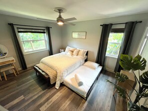 3 habitaciones, escritorio y tabla de planchar con plancha
