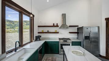 KylskÄp, mikrovÄgsugn, spishÀll och diskmaskin