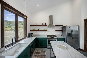 Réfrigérateur, micro-ondes, plaque de cuisson, lave-vaisselle