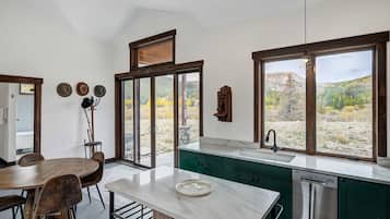 KylskÄp, mikrovÄgsugn, spishÀll och diskmaskin