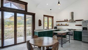 Fridge, microwave, stovetop, dishwasher