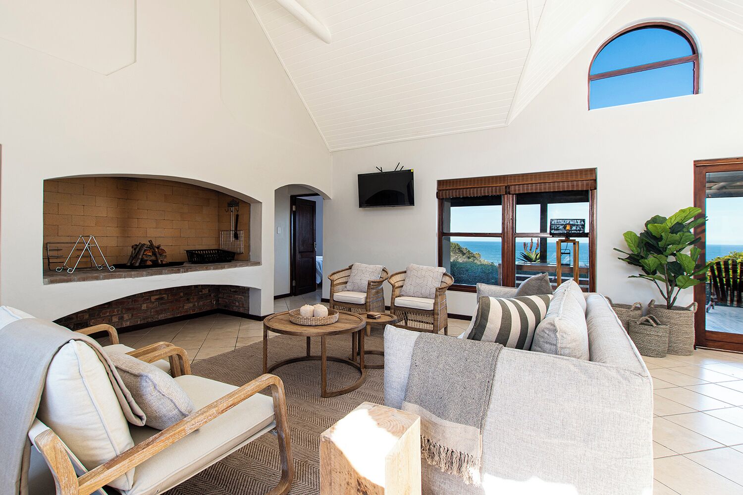 Una Smart TV, una chimenea