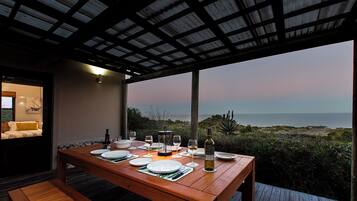 تناول الطعام بالخارج