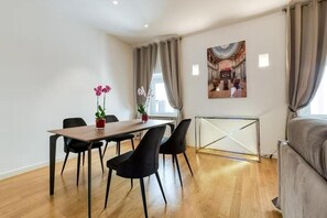 Dining - Victorian Pantheon apartment (Roma)