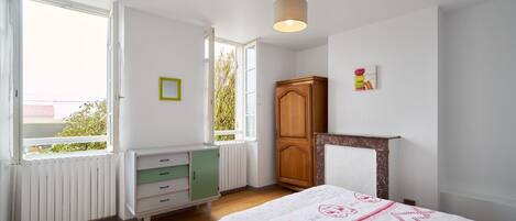 Fer et planche Ă repasser, Wi-Fi, draps fournis