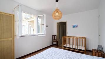 Een strijkplank/strijkijzer, wifi, beddengoed