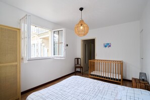 Een strijkplank/strijkijzer, wifi, beddengoed