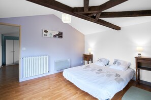 Tabla de planchar con plancha, wifi y ropa de cama