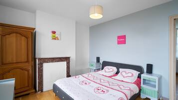 Een strijkplank/strijkijzer, wifi, beddengoed