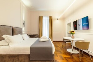 2 chambres, fer et planche à repasser, lit de bébé portatif