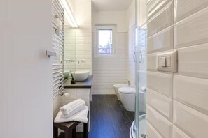 Douche, sèche-cheveux, bidet, serviettes fournies