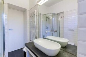 Bruser, hårtørrer, bidet, håndklæder
