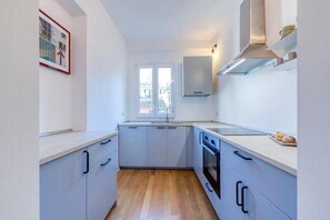 Réfrigérateur, four à micro-ondes, un four, surface de cuisson