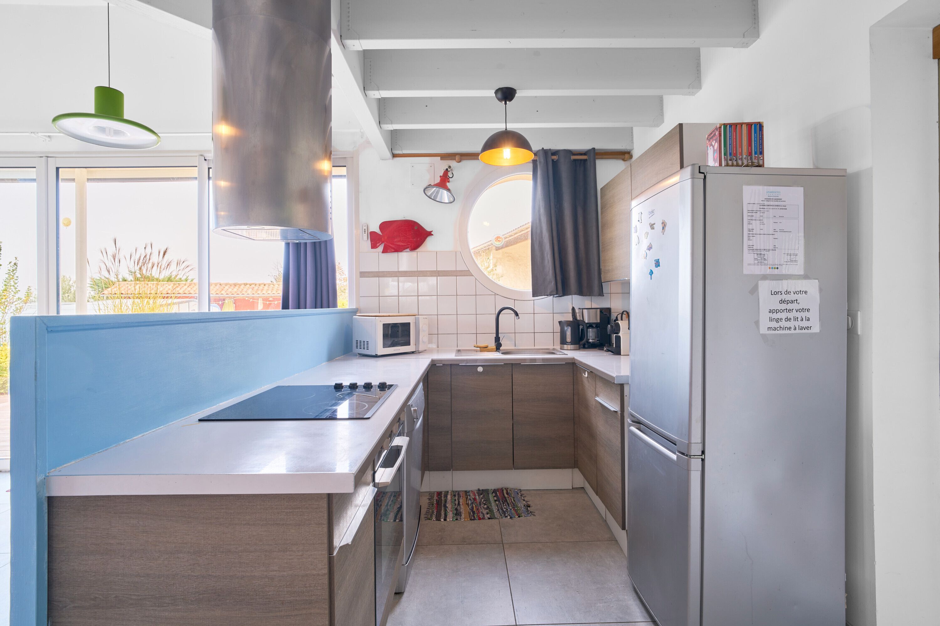 Frigorífico, microondas, horno y placa de cocina