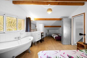 3 bedrooms, iron/ironing board, WiFi, bed sheets - Loft in the Heart of Sauvignac (Sauvignac)