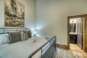 3 bedrooms, desk, iron/ironing board, travel cot