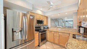 Een microgolfoven, een vaatwasser