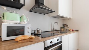 Frigorifero, microonde, forno, piano cottura