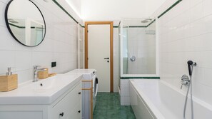 Regadera, secadora de cabello, bidet, toallas 