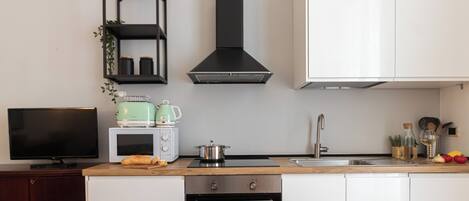 Een koelkast, een magnetron, een oven, een kookplaat