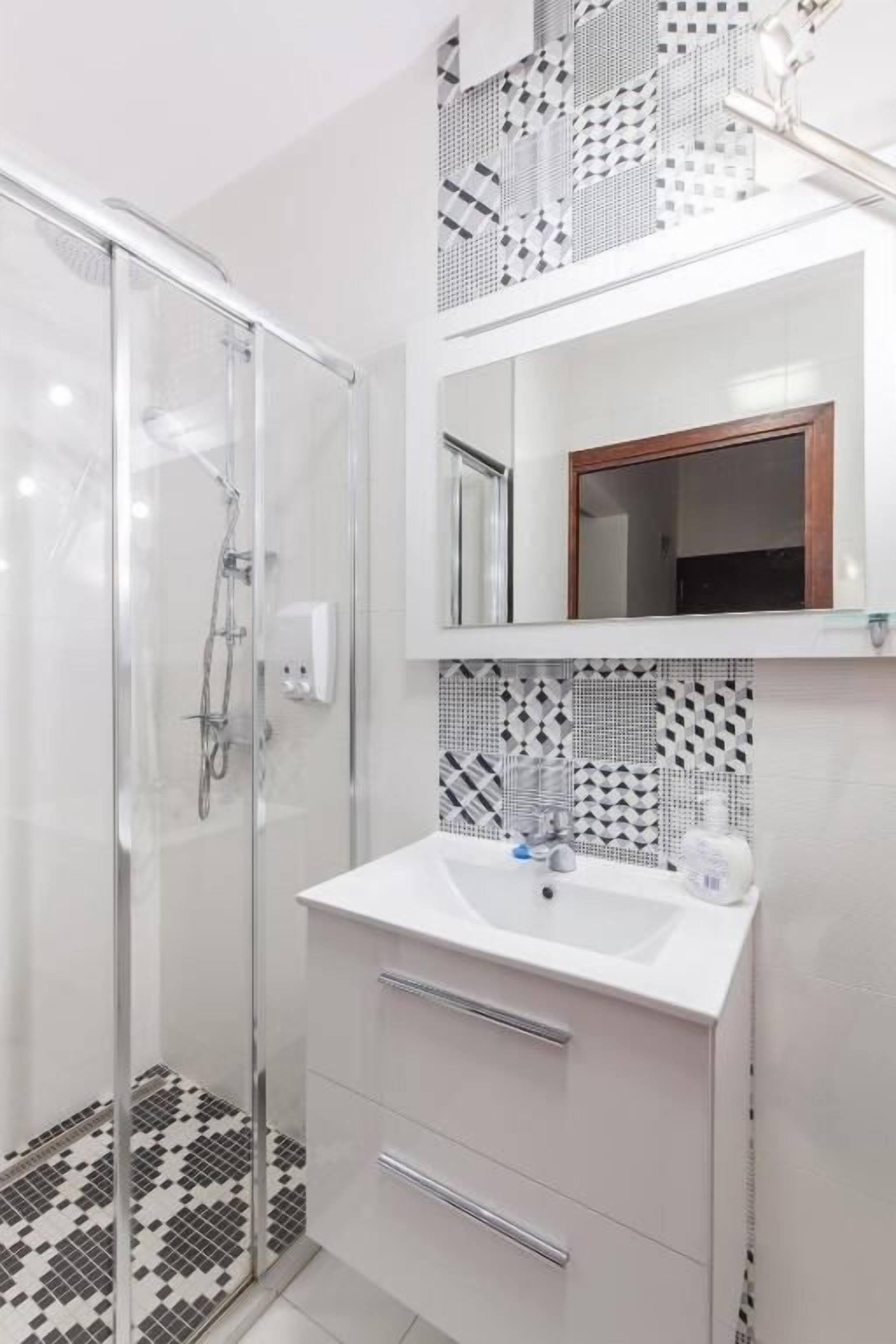 Twin Room | Bathroom | Shower, towels, soap, shampoo