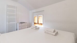 Fer et planche Ă repasser, accĂšs au Wi-Fi (inclus), literie fournie