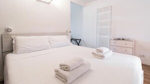 Iron/ironing board, free WiFi, bed sheets - Italianway Easy - Cola Montano 8 (Milan)