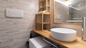 Douche, sĂšche-cheveux, bidet, serviettes fournies