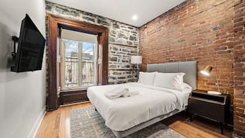 Deluxe Apartment, 3 Bedrooms | Iron/ironing board, free WiFi