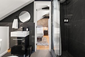 Luxury Apartment, 3 Bedrooms | Bathroom | Hair dryer, towels, soap, shampoo - Ontario Loft Suites (Montréal)