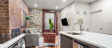 Appartement Deluxe, 3 chambres | Cuisine privée | Réfrigérateur grande capacité avec congélateur, four à micro-ondes