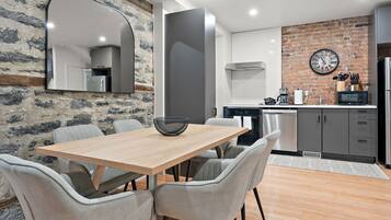 Appartamento Classic, 3 camere da letto | Pasti in camera