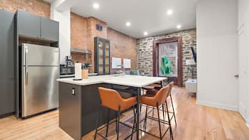 Classic-Apartment, 1 Schlafzimmer | Essbereich im Zimmer