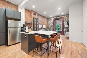 Classic Apartment, 1 Bedroom | In-room dining - Ontario Loft Suites (Montréal)