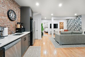 Classic Apartment, 3 Bedrooms | Private kitchen | Full-size fridge, microwave, oven, stovetop - Ontario Loft Suites (Montréal)