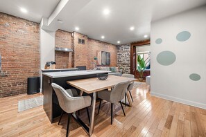 Apartament Deluxe, 3 dormitoris | Zona de menjador de l'habitació