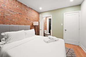 Classic Apartment, 3 Bedrooms | Iron/ironing board, free WiFi - Ontario Loft Suites (Montréal)