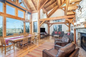 Smart TV, chimenea, futbolito y libros 