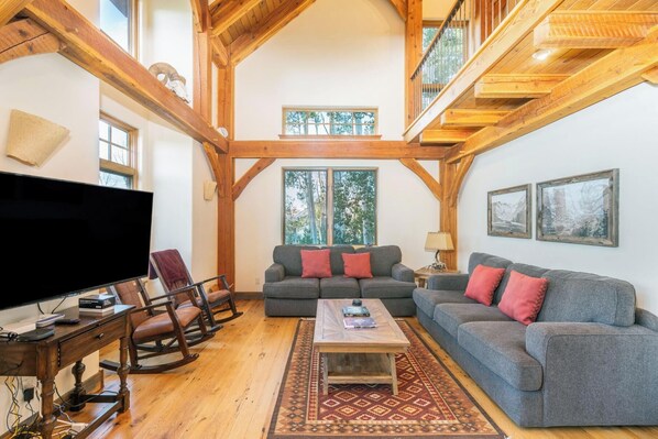 Smart TV, chimenea, futbolito y libros 