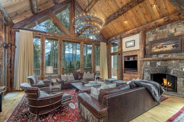 Smart-TV, peis, bøker og musikkbibliotek