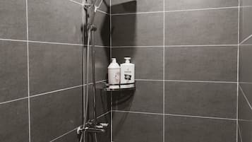 Douche, articles de toilette écologiques, sèche-cheveux, bidet