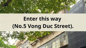A street view with a sign indicating 'Enter this way (No.5 Vong Duc Street)'. - Fully Equipped 2BR/2BA Apt Old Quarter & Hoan Kiem (Hà Nội)