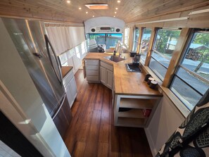 Kjøleskap og mikrobølgeovn